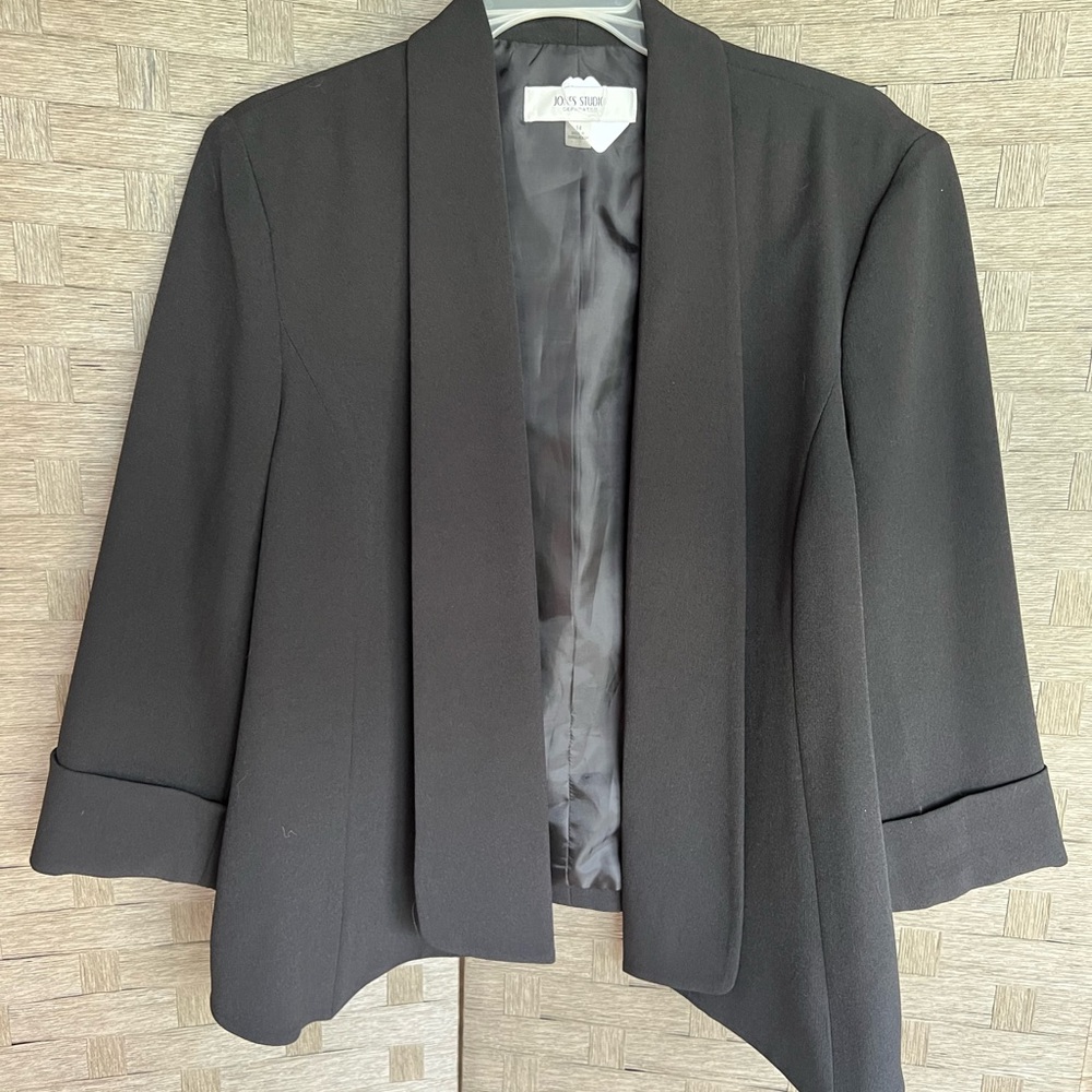 Jones Studio Black Blazer with Notched Lapels and Tailored Silhouette
